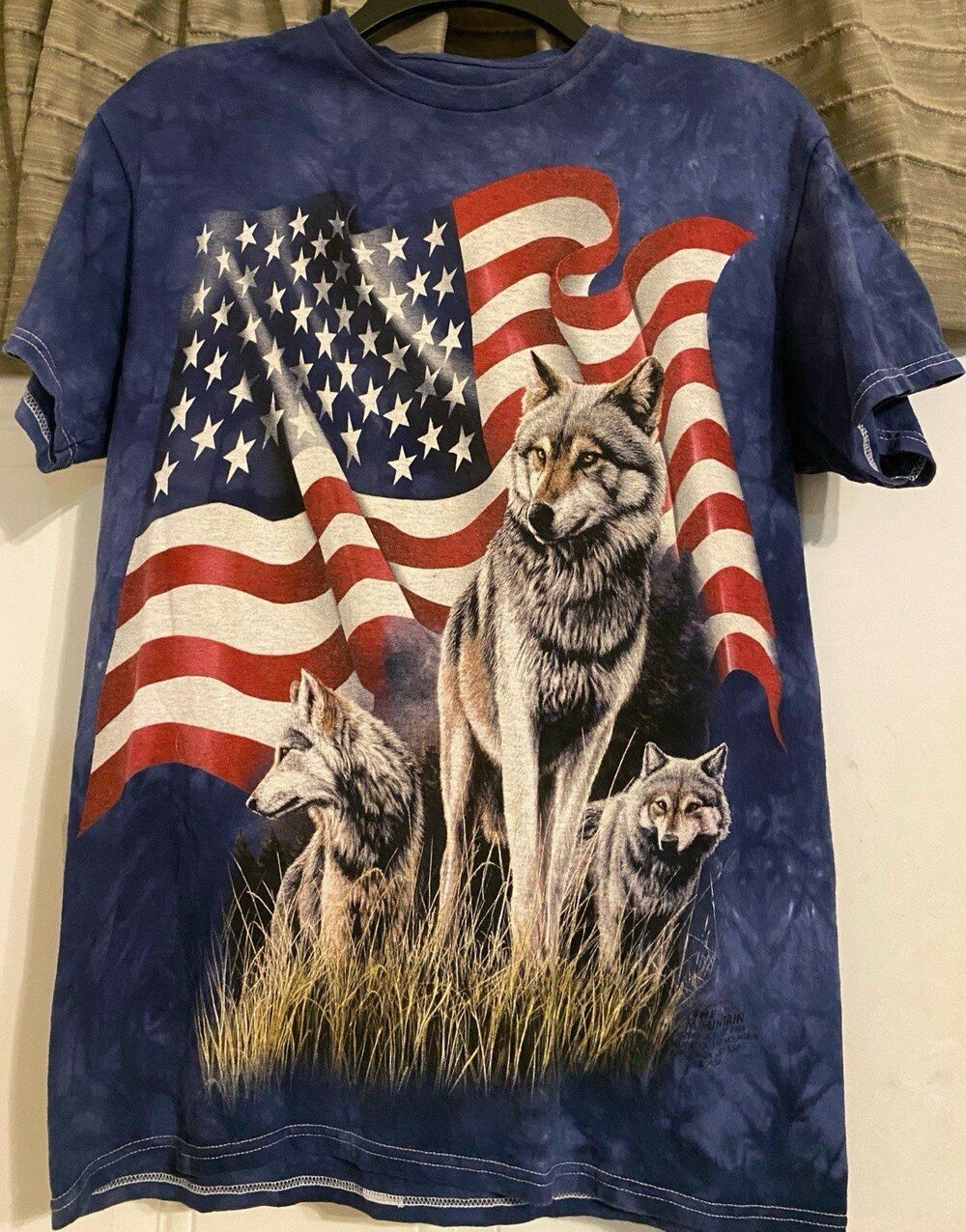 Vintage The Mountain Wolves Wolf Pack American Flag Graphic T-shirt Tee 2001